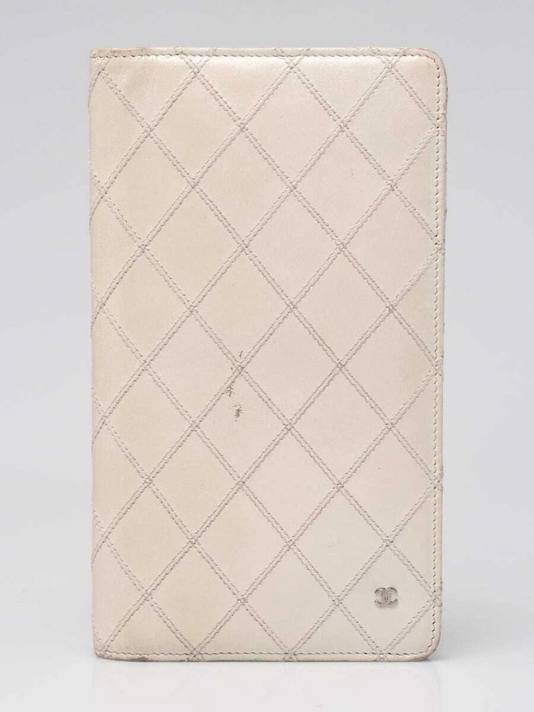 Chanel White Diamond Stitch Leather L Yen Wallet